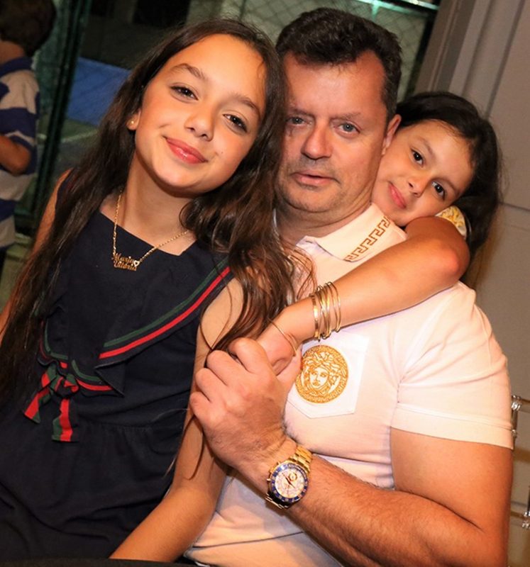 Claudio Gastão da Rosa Filho em momento de carinho com as filhas, Maria Vitória (à esq.) e Maria Júlia &#8211; Foto: Darline Santos/Divulgação/ND