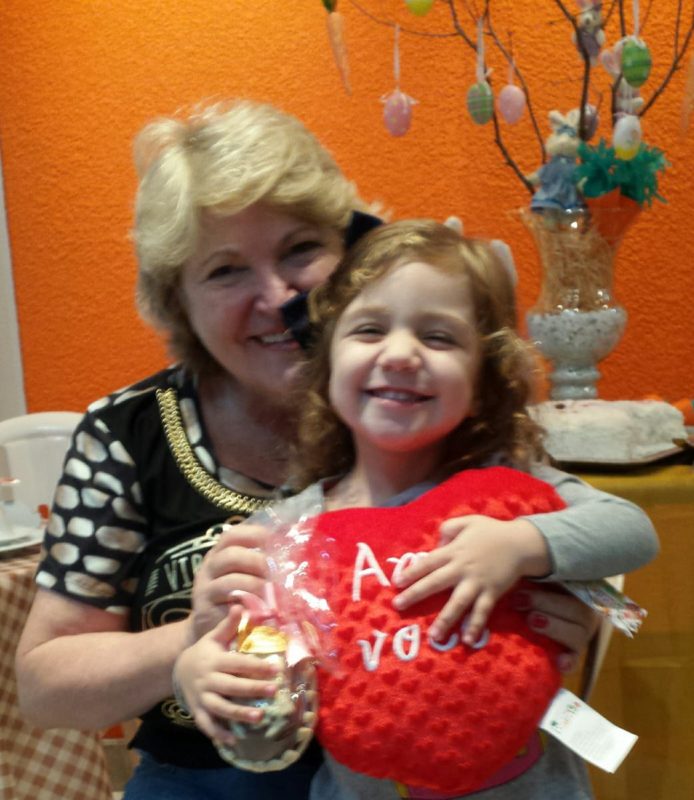 Marilene com a sobrinha-neta, Alice, que também passou a admirar a arte da tia – Foto: Marilene sobrinha neta Alice