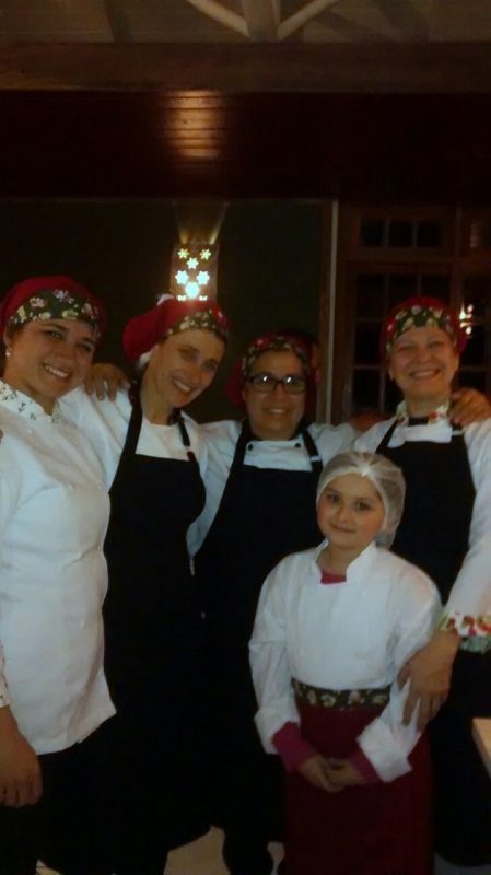 Taís com a mãe, tias e a filha, Beatriz, que abraçaram seu projeto e vivem uma nova experiência na cozinha – Foto: Divulgação/ND