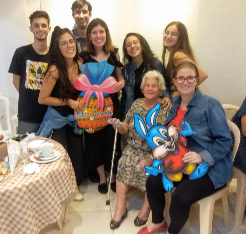 Parte da família no Café de Páscoa, junto com a vovó Zizica – Foto: Arquivo Pessoal/ND