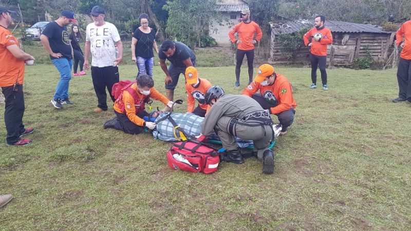 Jovem foi estabilizado pelos socorristas e levado ao Hospital São José pelo helicóptero Águia- Foto: Águia 01 da Polícia Militar/Divulgação ND