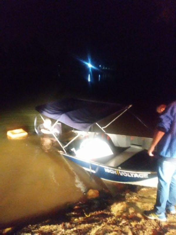 Embarcação ficou à deriva e bombeiros foram acionados para o resgate de duas pessoas – Foto: Divulgação/ND
