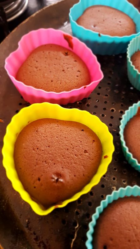 Receita de nega maluca vira cupcakes de chocolate em forminhas de coração pelas mãos de Giulia – Foto: Arquivo Pessoal/ND
