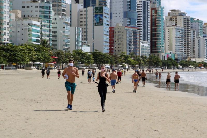 Uso da praia passa a ser restrito às atividades individuais &#8211; Foto: PMBC/Divulgação/ND