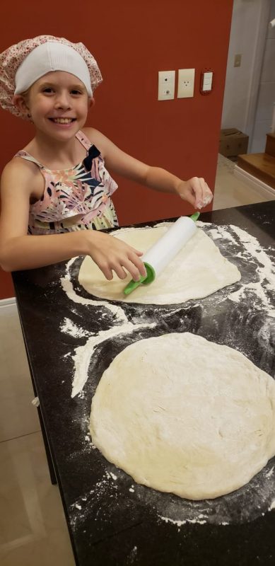 Giulia Maestri Berti se aventura com o pai na cozinha preparando a massa da pizza, que ele ensina para as amiguinhas – Foto: Arquivo Pessoal/ND