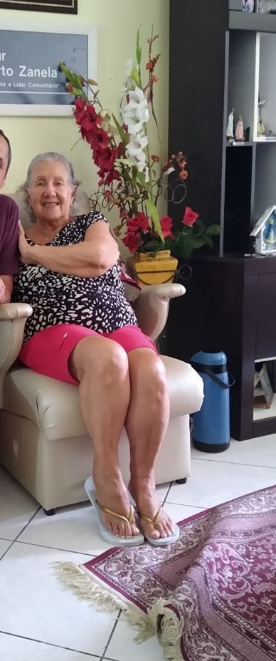 Eunice Souza Zanela, 81 anos, morreu no dia 17 de abril em Balneário Camboriú. Segundo a prefeitura do município, ela estava internada na UTI (Unidade de Terapia Intensiva) do Centro Municipal de Tratamento e Acolhimento da Covid-19 desde o dia 4 de abril. Ela era cardiopata. Confira a reportagem completa: <a href="https://bit.ly/3eANHWo">https://bit.ly/3eANHWo</a> - Reprodução/Facebook