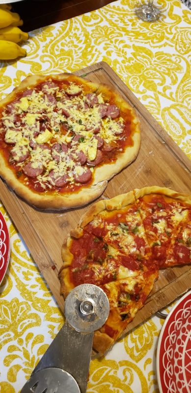 Pizzas crocantes e com bordas douradas feitas por Vicenzo com ajuda da Giulia: o recheio varia de acordo com o gosto de cada um e dos ingredientes que têm na geladeira – Foto: Arquivo Pessoal/ND