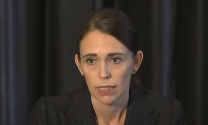 Primeira-Ministra da Nova Zelândia, Jacinda Ardern comemorou o número baixo de casos no país – Foto: Reprodução/YouTube