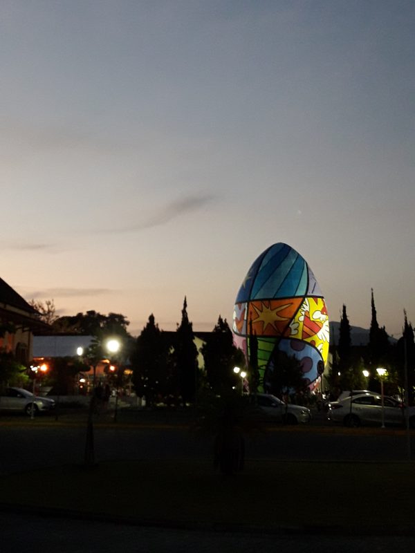 Maior ovo decorado do mundo, a principal atração da Osterfest, não será montado em 2021. Na imagem, o ovo de 2020, com arte de Romero Britto – Foto: Giovana Pietrzacka/ND/Arquivo