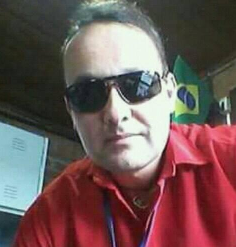 Anselmo Carlos dos Anjos, 38 anos, morreu no dia 10 de maio no Hospital São Vicente de Paulo, em Mafra. Ele era morador de Papanduva, Norte do Estado, e não possuía histórico de viagens ou contato com pessoas de fora da cidade. Assim, a Secretaria de Saúde do município acredita que o contaminação tenha sido comunitária. Anselmo tinha uma patologia pulmonar. Os familiares, que tiveram contato com ele, seguem em isolamento. No dia 7 de maio, Anselmo foi internado no Hospital São Sebastião, em Papanduva. Na data, ele foi submetido a um teste rápido que deu negativo para à Covid-19. Com a piora do quadro ele foi transferido no dia 11 para Mafra, onde outro teste rápido negou a contaminação. Com a piora do quadro, ele faleceu naquele mesmo dia. Foi um teste PCR, feito também no dia 1, que confirmou a infecção pelo coronavírus. O resultado saiu em 12 de maio. Confira a reportagem completa: <a href="https://bit.ly/3csI3Eg">https://bit.ly/3csI3Eg</a> - Reprodução Redes Sociais/ND
