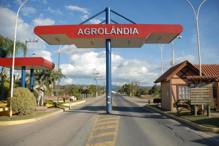 Renato Hamisch, de 62 anos, morreu no dia 6 de junho. O morador de Agrolândia não sofria de outras comorbidades e o exame atestando a infecção por Covid-19 teve resultado divulgado na noite do dia seguinte. Hamisch era proprietário da empresa Contabilidade Boavista, em Agrolândia, e deixa esposa e filha. Foi a primeira morte por Covid-19 registrada no município. - Amavi/Divulgação/ND