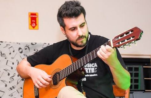 Deison Freitas, 34 anos, foi a primeira vítima da Covid-19 em Tubarão, no Sul do Estado. O compositor e professor estava internado desde o dia 19 de março da UTI do Hospital Nossa Senhora da Conceição. Deison, que era fumante, não apresentava nenhuma comorbidade. Confira a reportagem completa: <a href="https://bit.ly/3eokmyb">https://bit.ly/3eokmyb</a> - User/ND