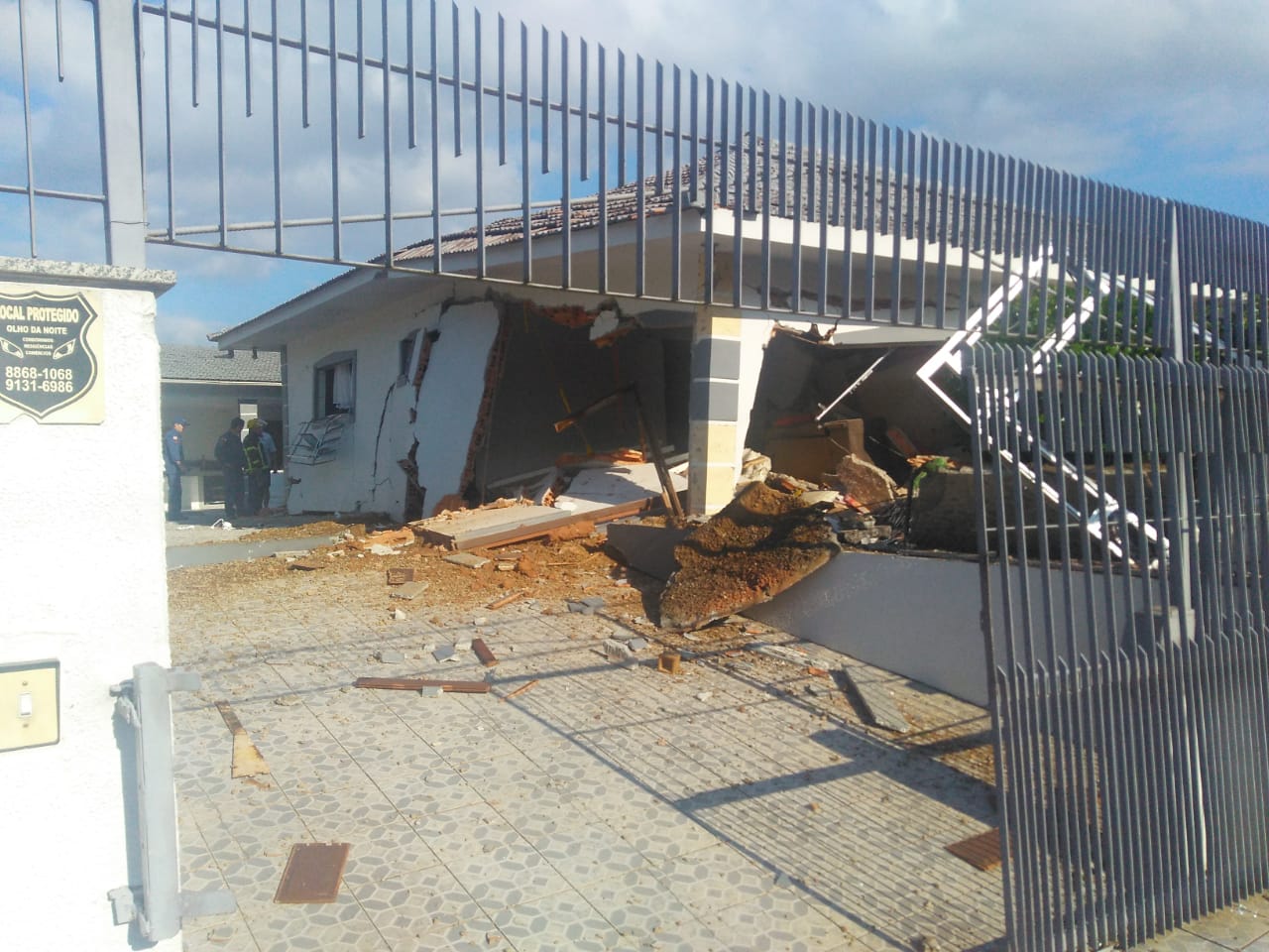 Uma casa explodiu por volta das 8h40 desta terça-feira (19) no bairro Vila Becker, em Santo Amaro da Imperatriz, na Grande Florianópolis. Nela moravam Luiz Gonzaga, de 70 anos, e a sua esposa Terezinha Gonzaga, de 68 anos - Regional FM/Divulgação/ND