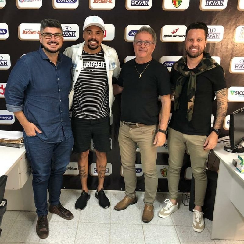 Goleiro Z&eacute; Carlos (de bon&eacute;) renova com o Brusque at&eacute; o pr&oacute;ximo ano – Foto: Divulga&ccedil;&atilde;o/Brusque FC