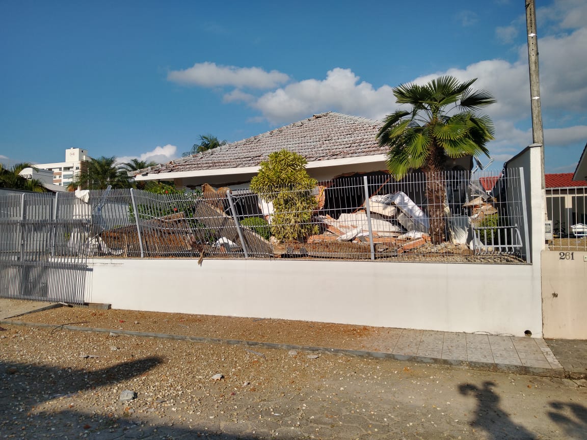 Apesar da explosão ter condenado toda a casa e provavelmente ter destruído 100% dos móveis, afirma Furtado, os dois idosos não sofreram ferimentos graves - Regional FM/Divulgação/ND