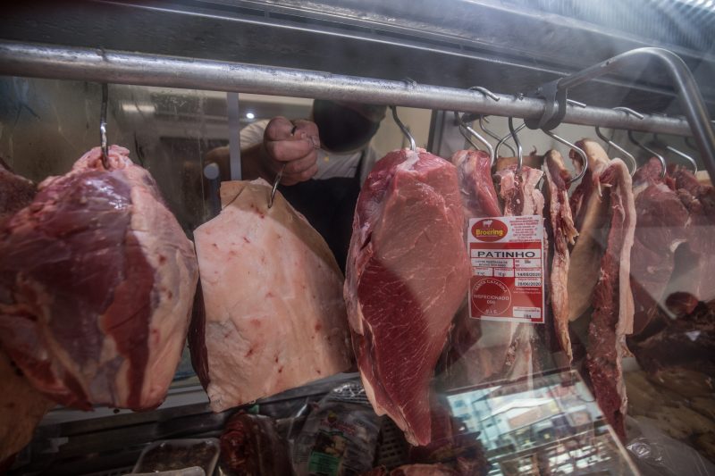 Se a carne consumida não estiver sido armazenada em temperatura adequada, poderá provocar intoxicação alimentar – Foto: Anderson Coelho/Arquivo/ND