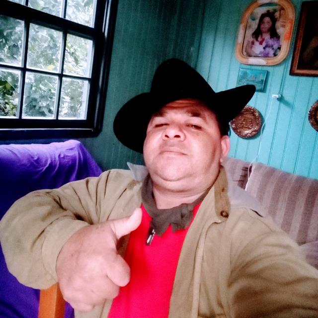Celso Santos de Assis era morador de Concórdia, no Oeste catarinense, e morreu por Covid-19 na madrugada do dia 4 de maio. Assis estava internado no Hospital São Francisco desde o dia 23 de abril. Ele era obeso, mas não apresentava doenças pré-existentes. A Secretaria de Saúde não soube informar como ele foi infectado. Assis foi sepultado, sem velório, no Cemitério Parque Concórdia. Confira a reportagem completa: <a href="https://bit.ly/3dl3MOB">https://bit.ly/3dl3MOB</a> - Reprodução Redes Sociais