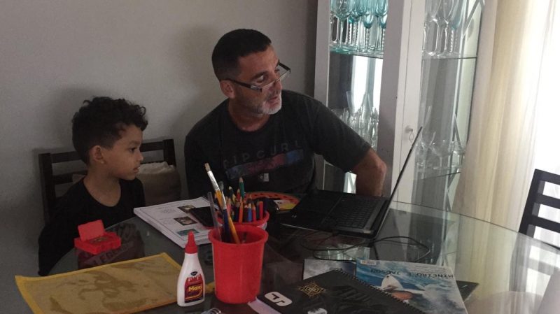 Eletrotécnico Fábio Linhares auxilia o filho Samuel na tarefa – Foto: Divulgação/Arquivo pessoal/ND