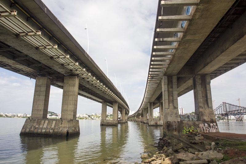 foto mostra Pontes Colombo Salles e Pedro Ivo por baixo