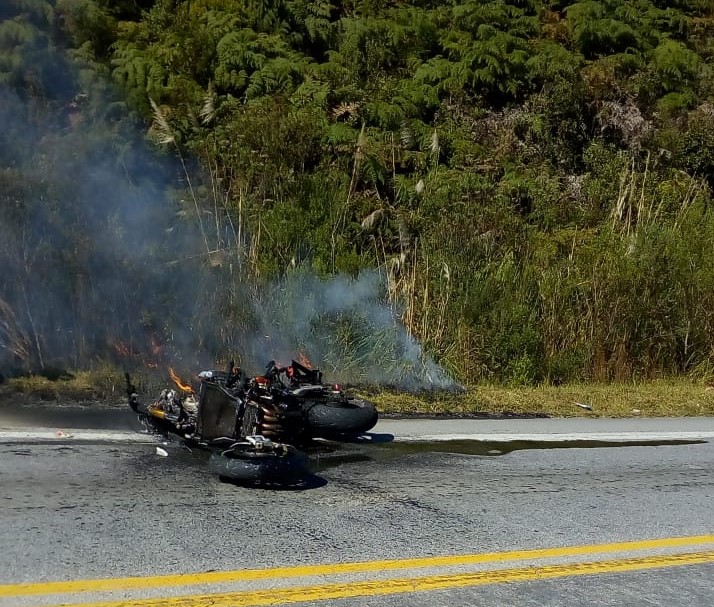 Após a colisão a moto pegou fogo &#8211; Foto: PRFSC/Divulgação