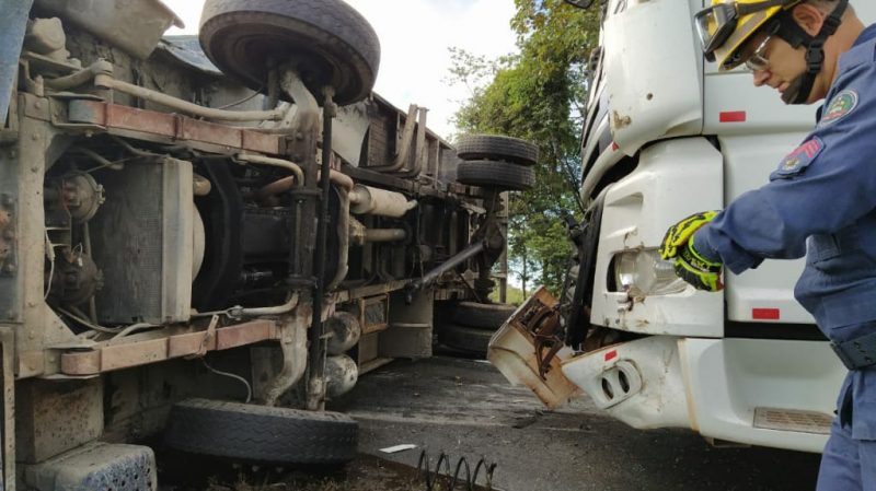 Dois caminhões e um carro de passeio se envolveram no acidente &#8211; Foto: Bombeiros Militares de Araquari/Divulgação ND
