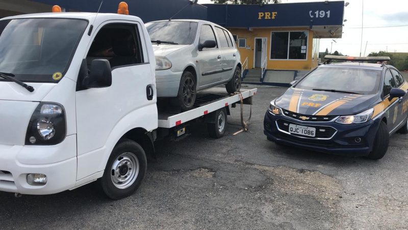 O proprietário do veículo com placas de Tijucas, a droga e carro foram encaminhados para a Polícia Civil de Barra Velha &#8211; Foto: PRFSC/Divulgação