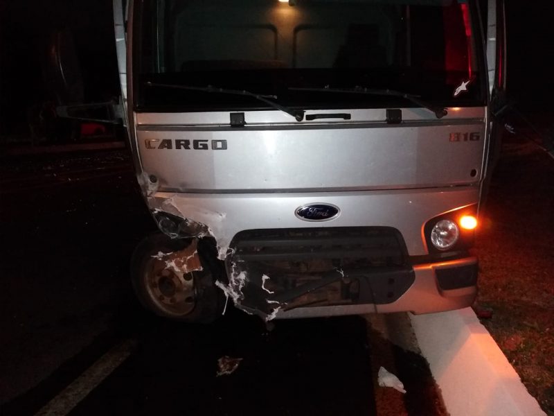 Motorista do caminhão não sofreu ferimentos &#8211; Foto: PRF/Divulgação/ND