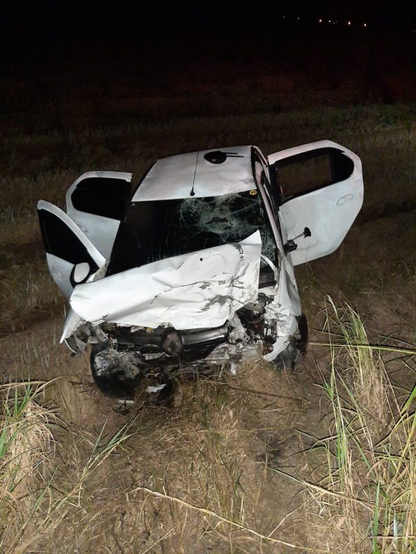 Carro tombou devido a colisão- Foto: PMRv/Divulgação/ND