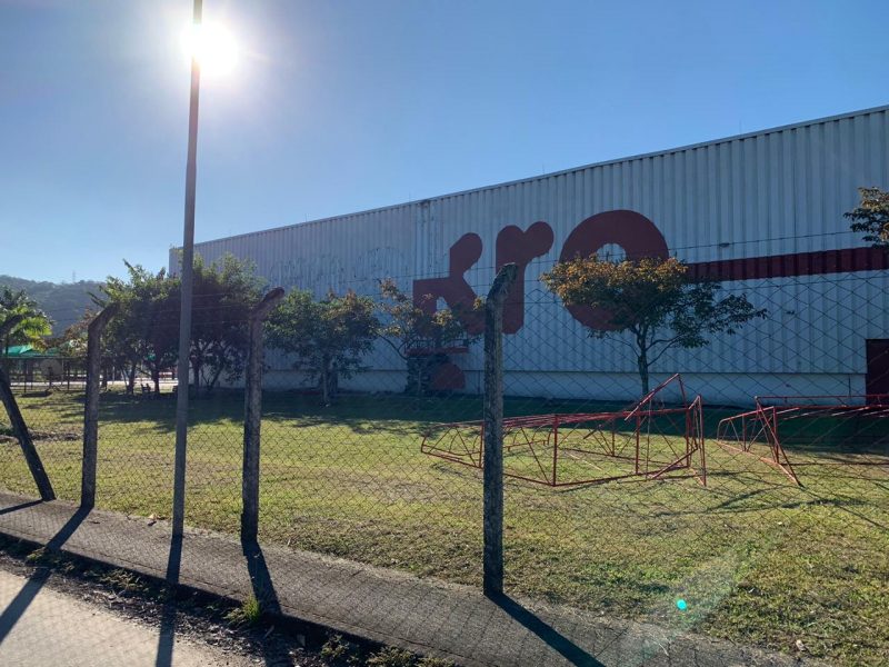 A logomarca “Makro” do galp&atilde;o estava sendo removida na tarde desta segunda-feira – Foto: Alphonsus Stofelli/ND