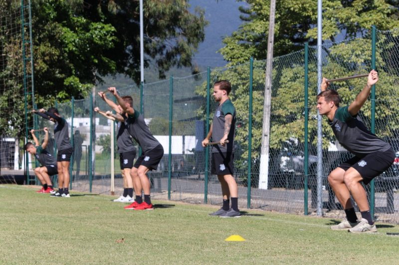 Jogadores do Figueirense treinam no CFT do Cambirela