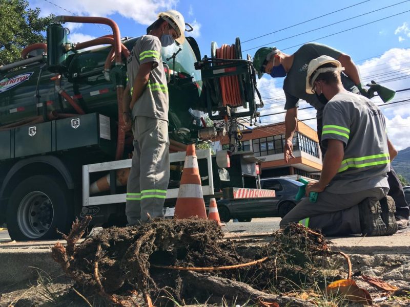 Casan iniciou os reparos na rede de esgoto na manhã desta terça-feira &#8211; Foto: Eduardo Cristófoli/NDTV