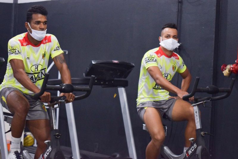 Atletas fizeram exerc&iacute;cios na academia nesta ter&ccedil;a – Foto: Jefferson Alves/Brusque FC