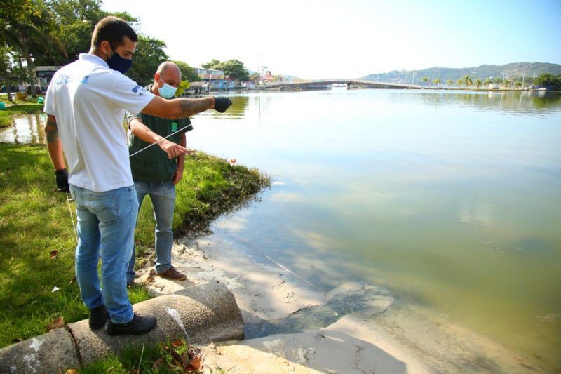 Testes com corantes apontaram o extravasamento da rede coletora de esgoto direto para a lagoa – Foto: Divulga&ccedil;&atilde;o/PMF