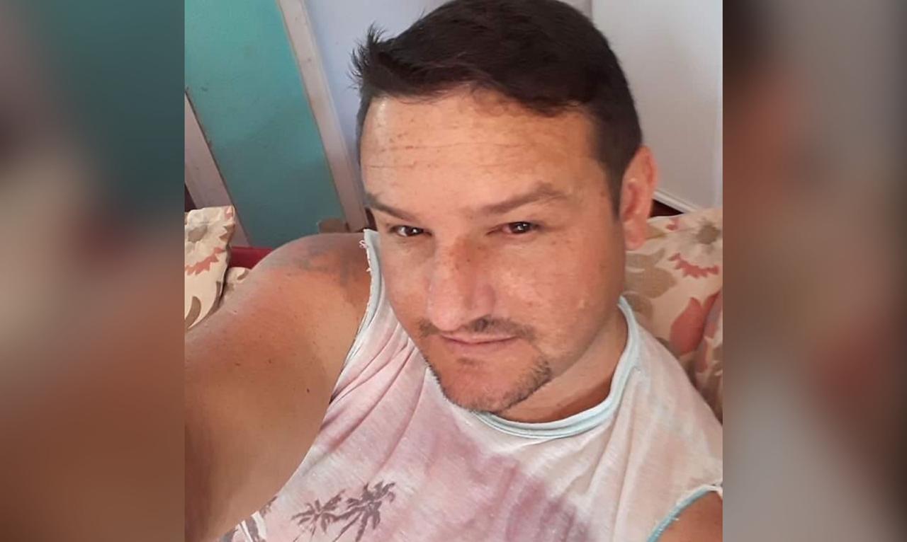 Flavio dos Santos, de 37 anos, morreu no dia 24 de maio. Ele morava sozinho no bairro Jardim do Lago, em Chapecó. Santos sofria de outras comorbidades e estava internado no Hospital Regional do Oeste. Confira a reportagem completa: <a href="https://bit.ly/2LVEHhk">https://bit.ly/2LVEHhk</a> - Facebook/Reprodução