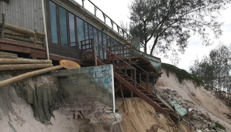 Mar&eacute; alta atingiu estruturas na praia do Campeche – Foto: Defesa Civil/Divulga&ccedil;&atilde;o/ND