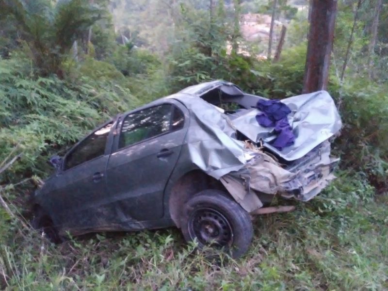 Passageiro do veículo foi socorrido depois que uma moradora ouviu um pedido de socorro – Foto: Divulgação/ND