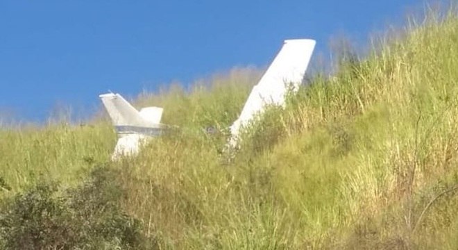 Avi&atilde;o de pequeno porte com duas pessoas cai em regi&atilde;o de parque em Belo Horizonte – Foto: Reprodu&ccedil;&atilde;o/RecordTV