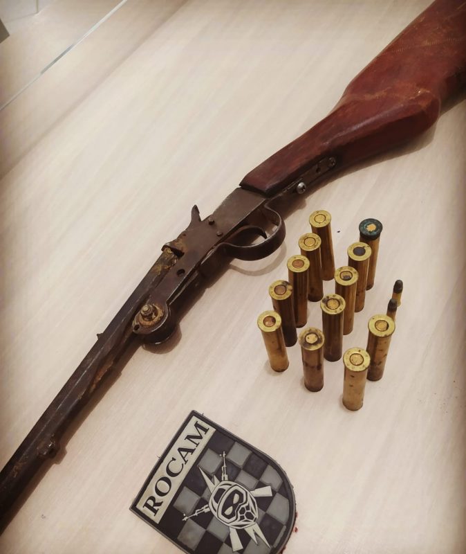 Arma e munições foram apreendidas com o suspeito &#8211; Foto: Polícia Militar/Divulgação