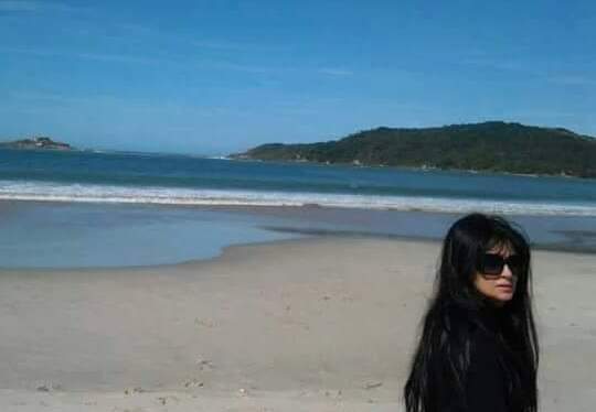 Daniela Amorim Corr&ecirc;a conta que sente orgulho da homenagem prestada pelo av&ocirc;. Na foto, Daniela na praia que leva o seu nome – Foto: Arquivo pessoal/ND