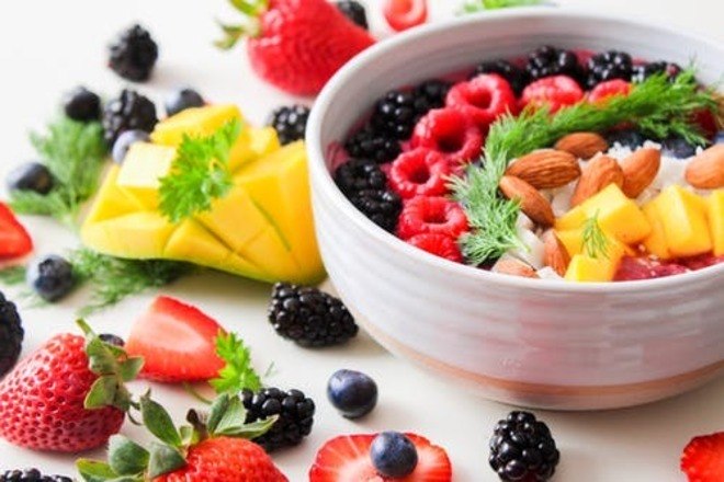 O ideal então é encontrar um meio termo, apostando na adoção de uma alimentação saudável, equilibrada, variada e natural e investindo em alimentos ricos em nutrientes como Vitamina A (cenoura e abóbora), Vitamina C (kiwi e laranja), Vitamina B6 (aveia e banana), Vitamina E (carnes e ovos), Selênio (arroz integral e castanha do pará) e Zinco (frango e grãos integrais) - Pexels
