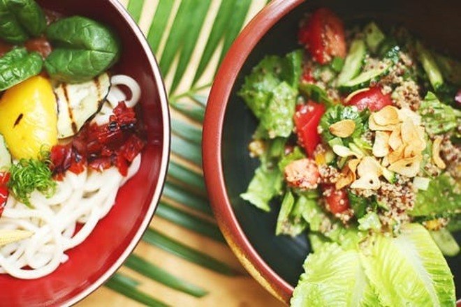 "Você pode usar esse tempo de sobra que estamos tendo durante a quarentena para aprender a cozinhar e preparar refeições caseiras. Assim, além de comer mais saudavelmente, você ficará menos ansioso e mais relaxado, pois o hábito de cozinhar ajuda na redução do estresse”, recomenda a dra. Beatriz - Pexels
