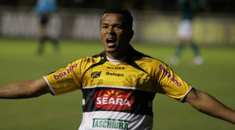 A escolha de Zé Carlos faz parte da memória recente do torcedor do Tigre, algumas boas, outras, nem tanto. No total, marcou 67 gols em suas três passagens pelo time Carvoeiro. A melhor temporada do atacante com a camisa do Tigre foi em 2012, onde era o destaque da equipe. No entanto, em 2014, voltou a vestir a camisa tricolor e não teve um bom aproveitamento, onde entrou em apenas nove oportunidades. Sua última passagem pelo Tigre foi em 2018, onde disputou 29 jogos e marcou 10 gols. Nesta temporada, ele defende o São Bernardo (SP) - Divulgação/ Criciúma/ND