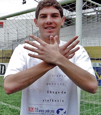 Após uma brilhante passagem pela base do Tigre, Mahicon Librelato começou sua breve trajetória pelos profissionais em 2001. Na ocasião, ele marcou 19 gols e foi artilheiro do Campeonato Catarinense, daquele ano. Além disso, também livrou o Tigre do rebaixamento para a Série C. Destaque da equipe, ele acabou se transferindo para o Internacional, em 2002. Na sua última partida, ele marcou o gol que livrou o clube gaúcho de cair para a segundona nacional. Porém, Mahicon morreu no dia 28 de novembro de 2002, em uma acidente de carro. Como era um dia chuvoso, o veículo que ele guiava acabou derrapando, bateu em um poste de iluminação próximo à Ponte Hercílio Luz, em Florianópolis, e caiu no mar. No seu currículo, marcou 42 gols pelo Tigre, 10 pelo colorado e também foi campeão Gaúcho, em 2002. - Reprodução/Librelato/ND
