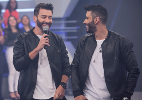 Gusttavo Lima participa do quadro “Dan&ccedil;a Gatinho” no palco – Foto: Edu Moraes/ Record TV