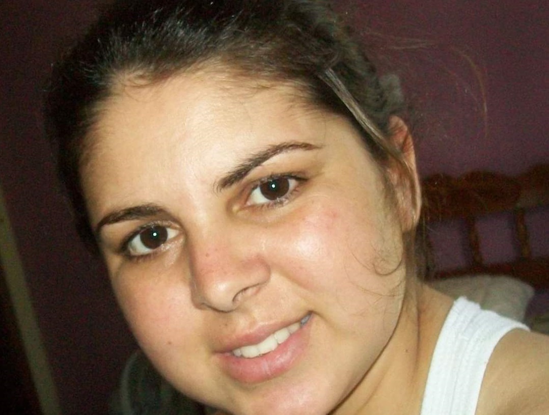 Vanesa Neuber Salm, de 34 anos, morreu no dia 5 de maio. Ela era servidora pública da Secretaria Municipal de Promoção da Saúde, em Blumenau. Salm foi a primeira morte registrada no município.Ela atuava como técnica de enfermagem no Caps e estava internada desde o dia 7 de abril no Hospital Santa Isabel. A enfermeira tinha uma doença autoimune, integrando o grupo de risco. Confira a reportagem completa: <a href="https://bit.ly/3bgtySQ">https://bit.ly/3bgtySQ</a> - Reprodução/Redes Sociais/ND