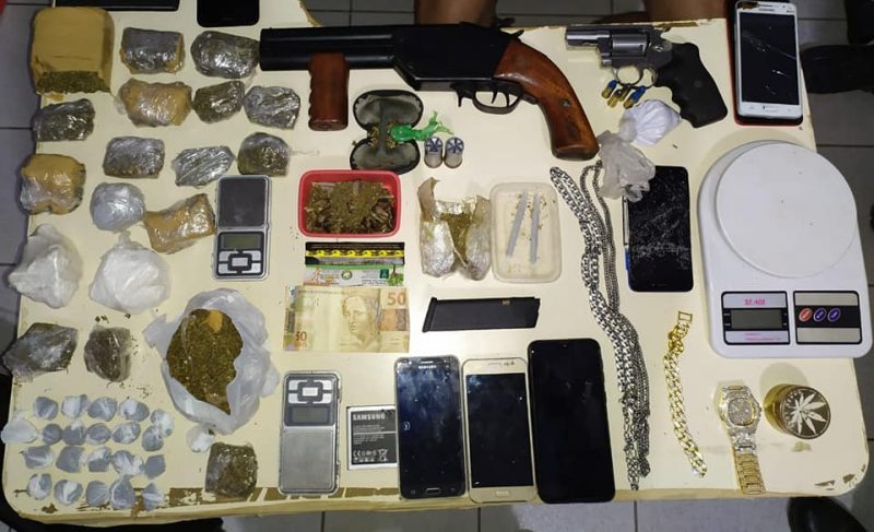 Foram apreendidas armas, drogas, balança de precisão, dinheiro e celulares – Foto: Polícia Militar/Divulgação