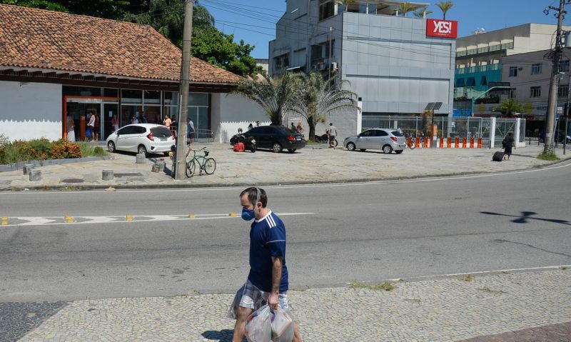 Setores essenciais do comércio funcionam durante o período de isolamento social causado pela pandemia do novo coronavírus – Foto: Fernando Frazão/Agência Brasil/ND