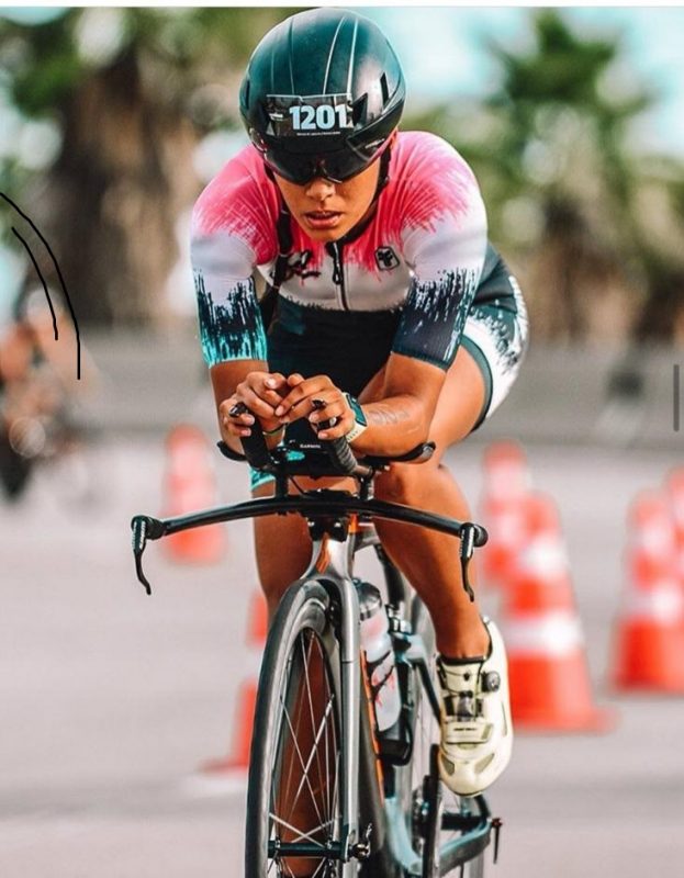 Taynara vai pedalar por 24 horas para angariar fundos e alimentos para Hospital – Foto: Divulgação/ND