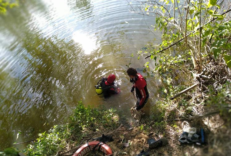 Corpo foi encontrado no rio Benedito na manhã desta segunda &#8211; Foto: CBM/Divulgação/ND
