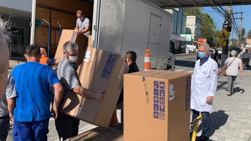 Entrega de 20 respiradores, no m&ecirc;s passado, para leitos de UTI/Covid – Foto: Karolina Bonin/Divulga&ccedil;&atilde;o/ND